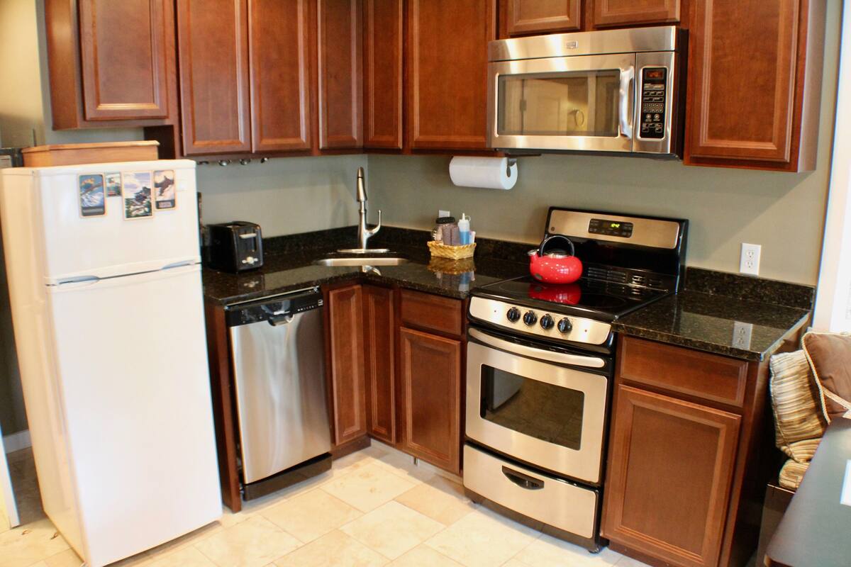 512 Preferred 1 Bedroom Unit | Private kitchen | Coffee/tea maker, fridge, microwave, oven