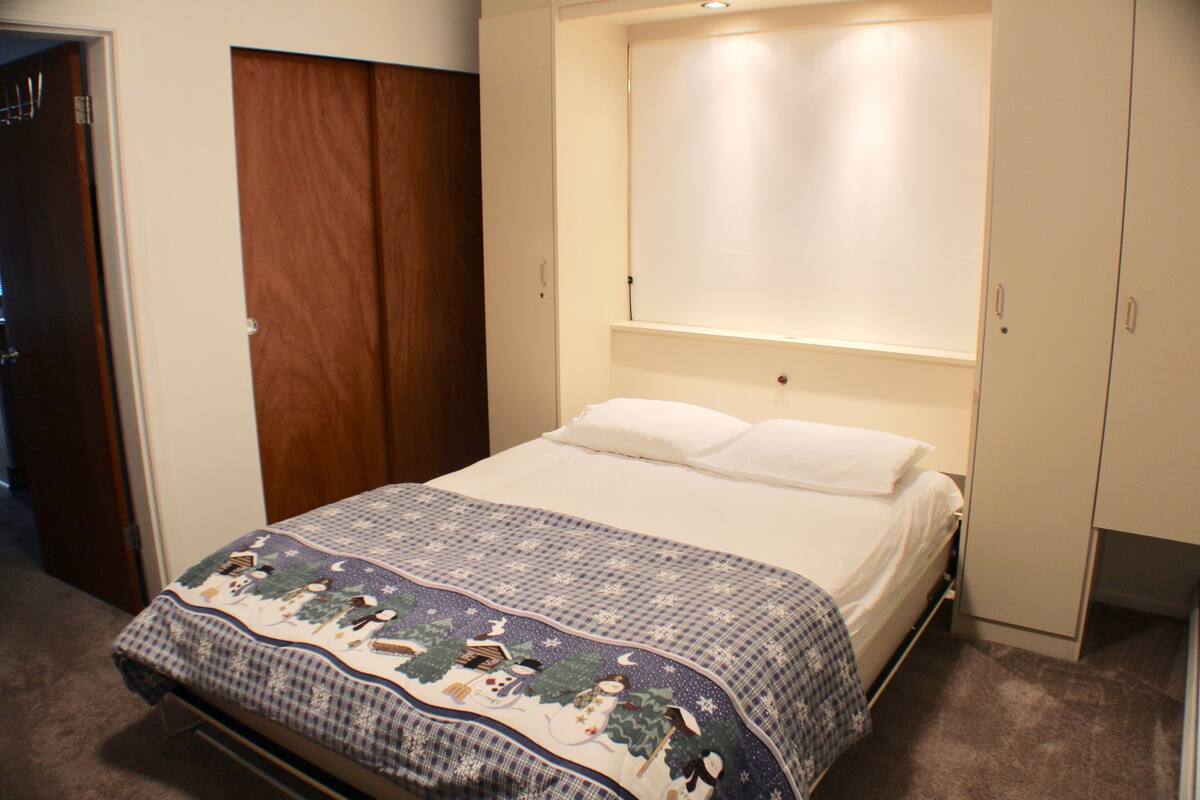 533 Preferred 1 Bedroom Unit | WiFi (free), individually decorated, individually furnished, bed sheets