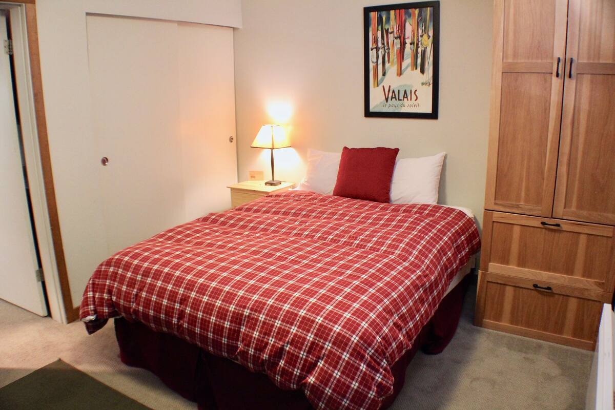 517 Preferred 1 Bedroom Unit | WiFi (free), individually decorated, individually furnished, bed sheets
