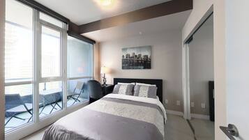 Condo, 1 cama Queen size y sofá cama, balcón, vista a la ciudad | Ropa de cama de alta calidad y espacio para trabajar con laptop