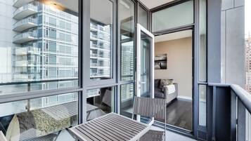 Condo, 1 cama Queen size y sofá cama, balcón, vista a la ciudad | Terraza o patio