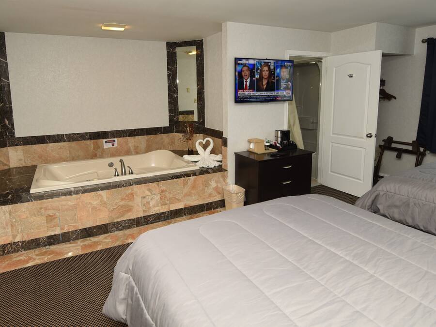 Deluxe Room, Multiple Beds, Non Smoking, Jetted Tub, 1 King and 1 Queen Bed | 1 bedroom, premium bedding, in-room safe, desk