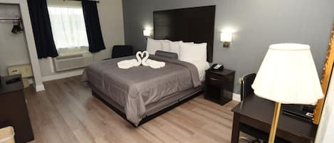 Deluxe Room, 1 King Bed, Non Smoking, Jetted Tub | 1 bedroom, premium bedding, in-room safe, desk