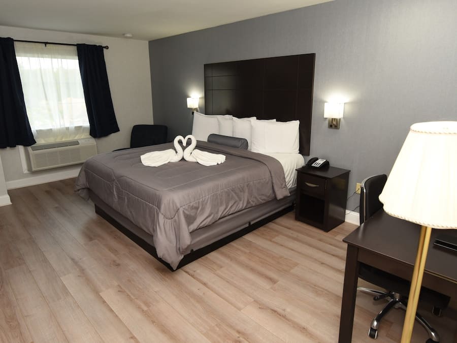 Deluxe Room, 1 Katil Raja (King), Non Smoking, Jetted Tub | 1 bilik tidur, peralatan tempat tidur premium, peti besi dalam bilik