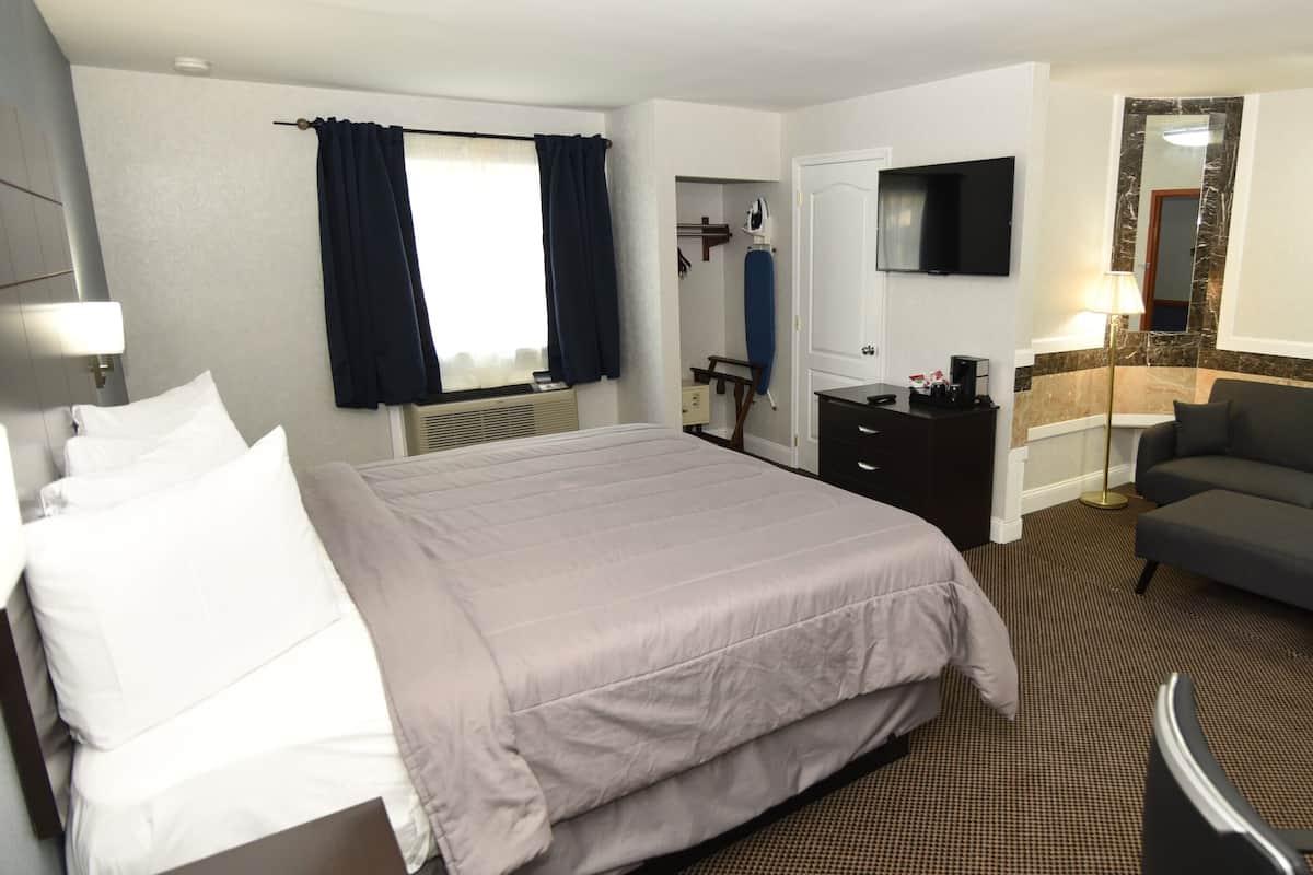 Deluxe Room, 1 King Bed, Non Smoking, Refrigerator & Microwave | 1 bedroom, premium bedding, in-room safe, desk