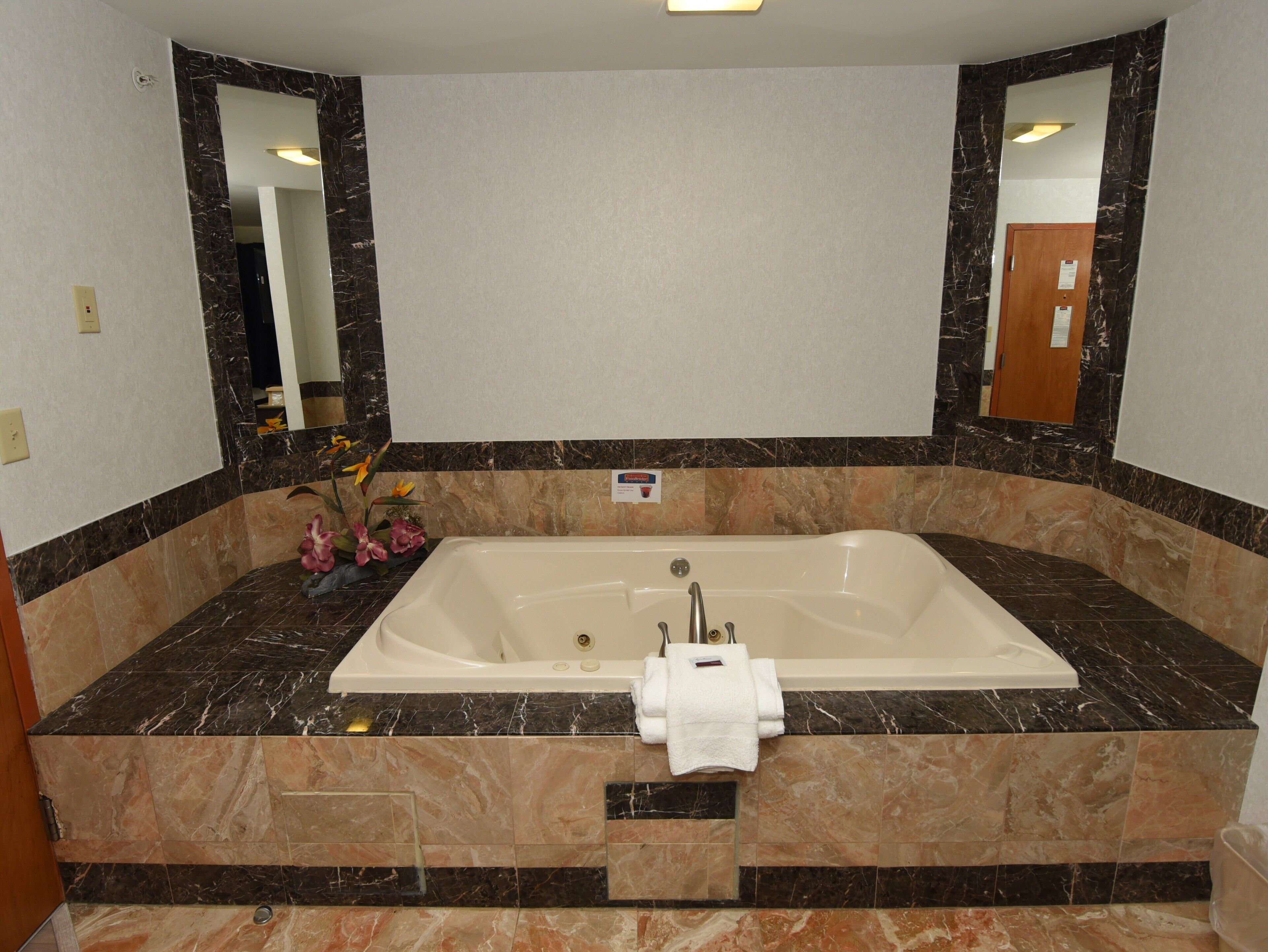 deluxe room, 1 king bed, non smoking, jetted tub | 1 bedroom, premium bedding, in-room safe, desk