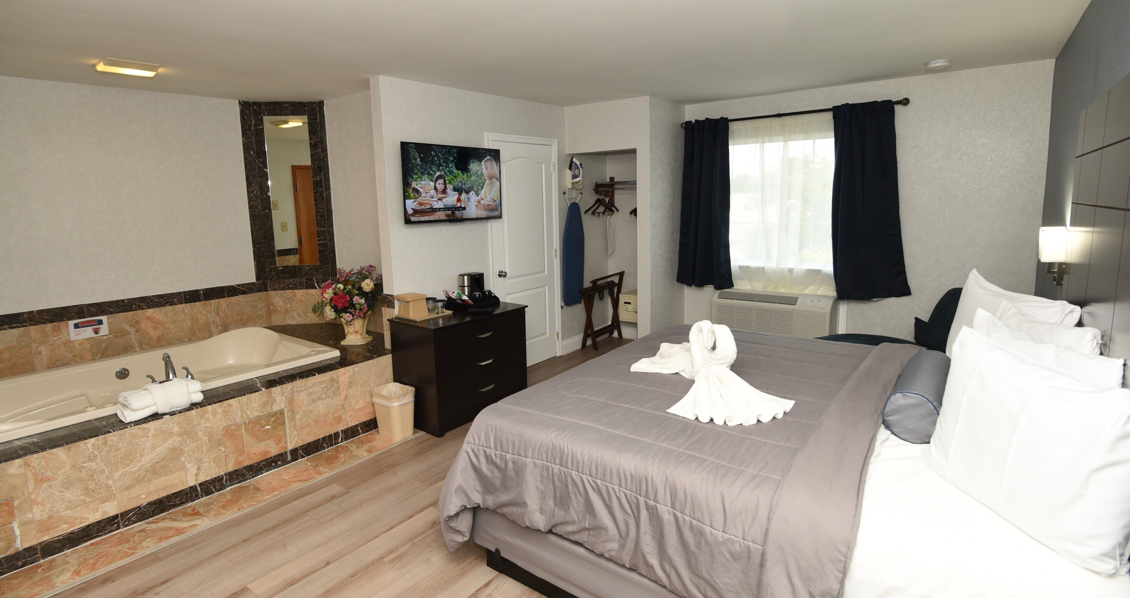 deluxe room, 1 king bed, non smoking, jetted tub | 1 bedroom, premium bedding, in-room safe, desk