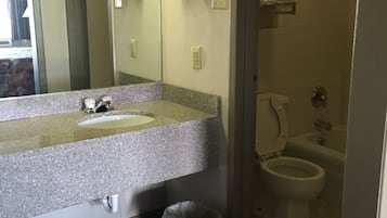 Kombinasi shower/bathtub, perlengkapan mandi gratis,  dan handuk