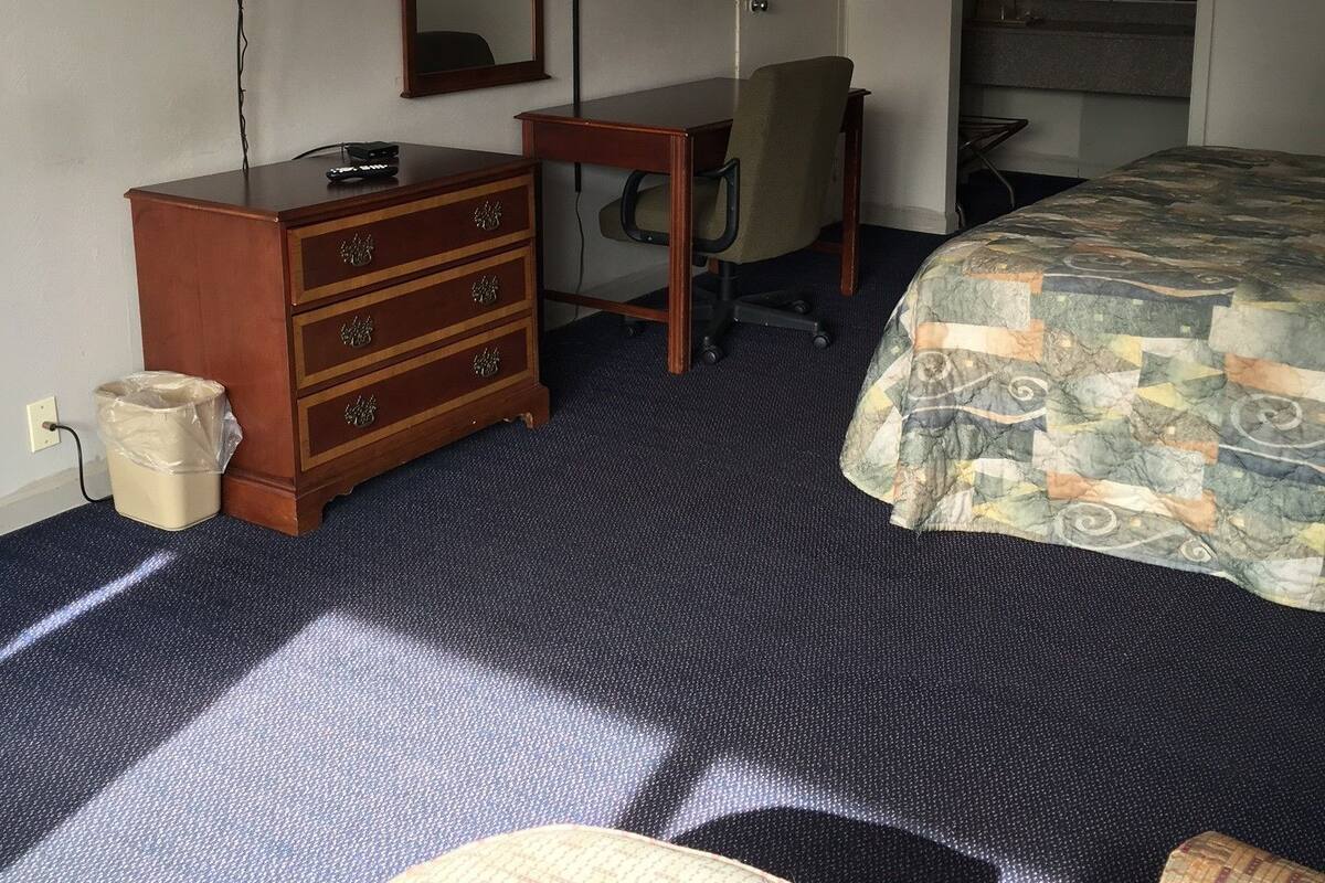 Desk, WiFi (free)