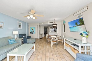 Condo, 1 Bedroom, Balcony, Oceanfront (III-PH64) | Área de sala de estar | Televisión 