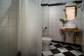 Dusj, regndusjhode, toalettartikler (inkludert) og hårføner