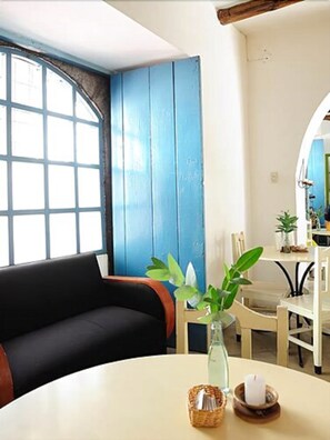 Breakfast served, local and international cuisine, al fresco dining  - Niños Hotel Fierro (Cusco)