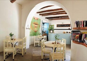 Se sirven desayunos y almuerzos, restaurante con mesas al aire libre 