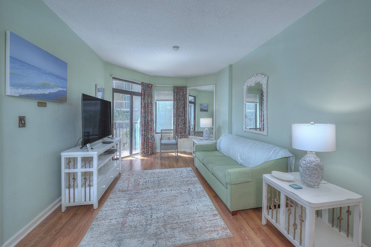 Condo, 2 chambres, vue sur l’océan (211) | Aire de séjour | Téléviseur, lecteur de DVD