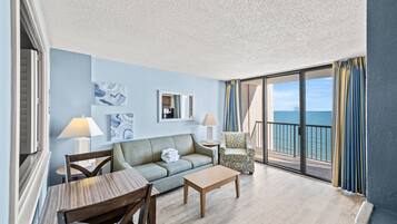 Condo, 1 phòng ngủ, ban công, sát bãi biển (1902) | Khu phòng khách | TV, đầu đĩa DVD