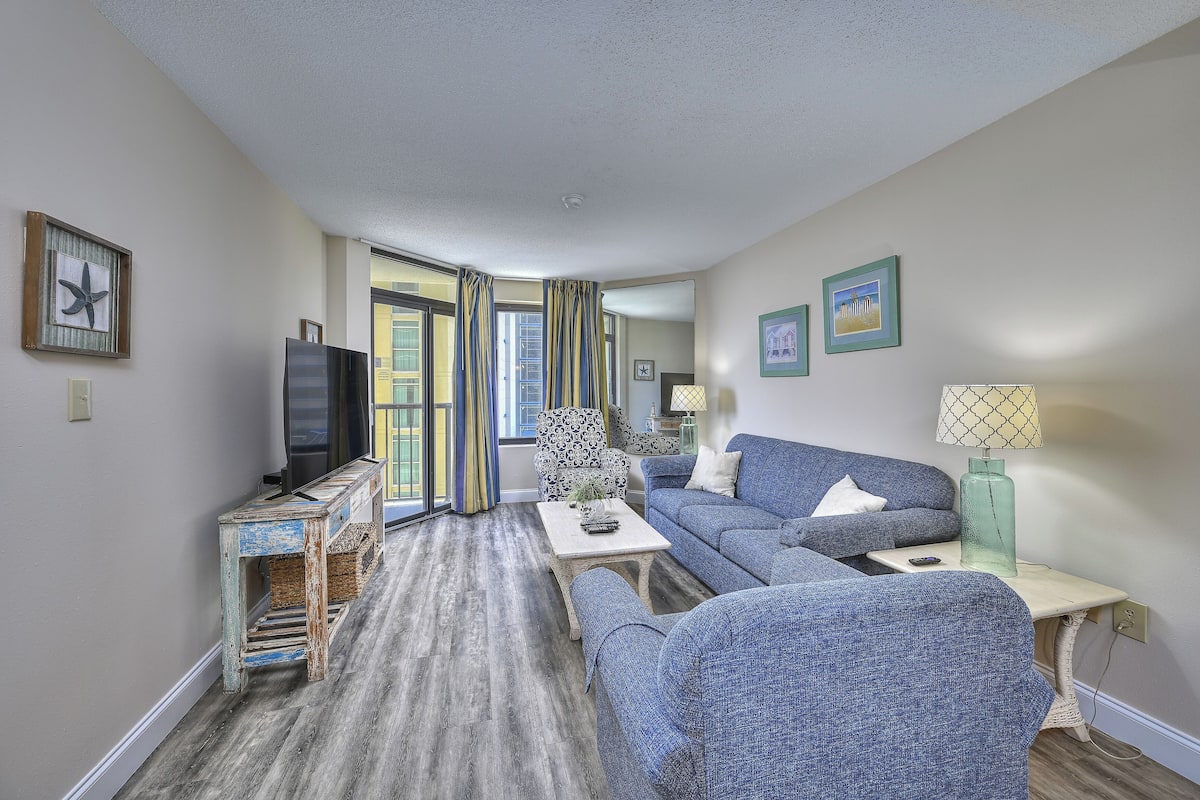 Classic Condo, 2 Bedrooms, Ocean View (412) | Zona de estar | Una televisión, un reproductor de DVD