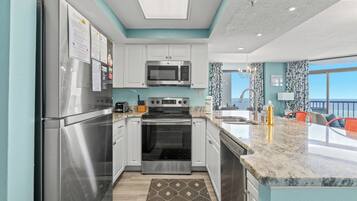 Classic Condo, 2 Bedrooms, Balcony, Ocean View (910) | Bếp riêng | Lò vi sóng, dụng cụ pha cà phê/trà, lò nướng bánh mì