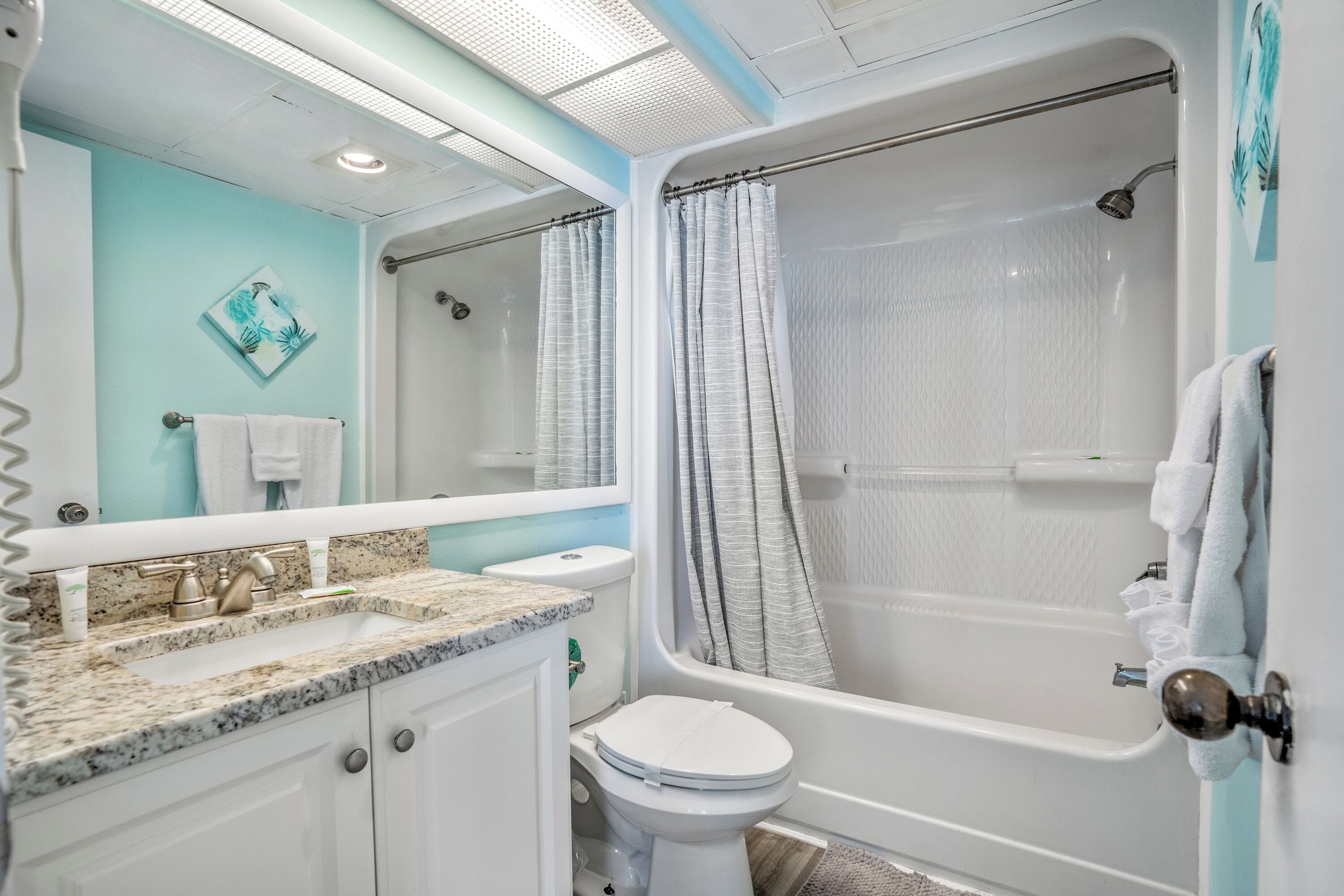 Une salle de bain avec un lavabo, des toilettes et une baignoire.