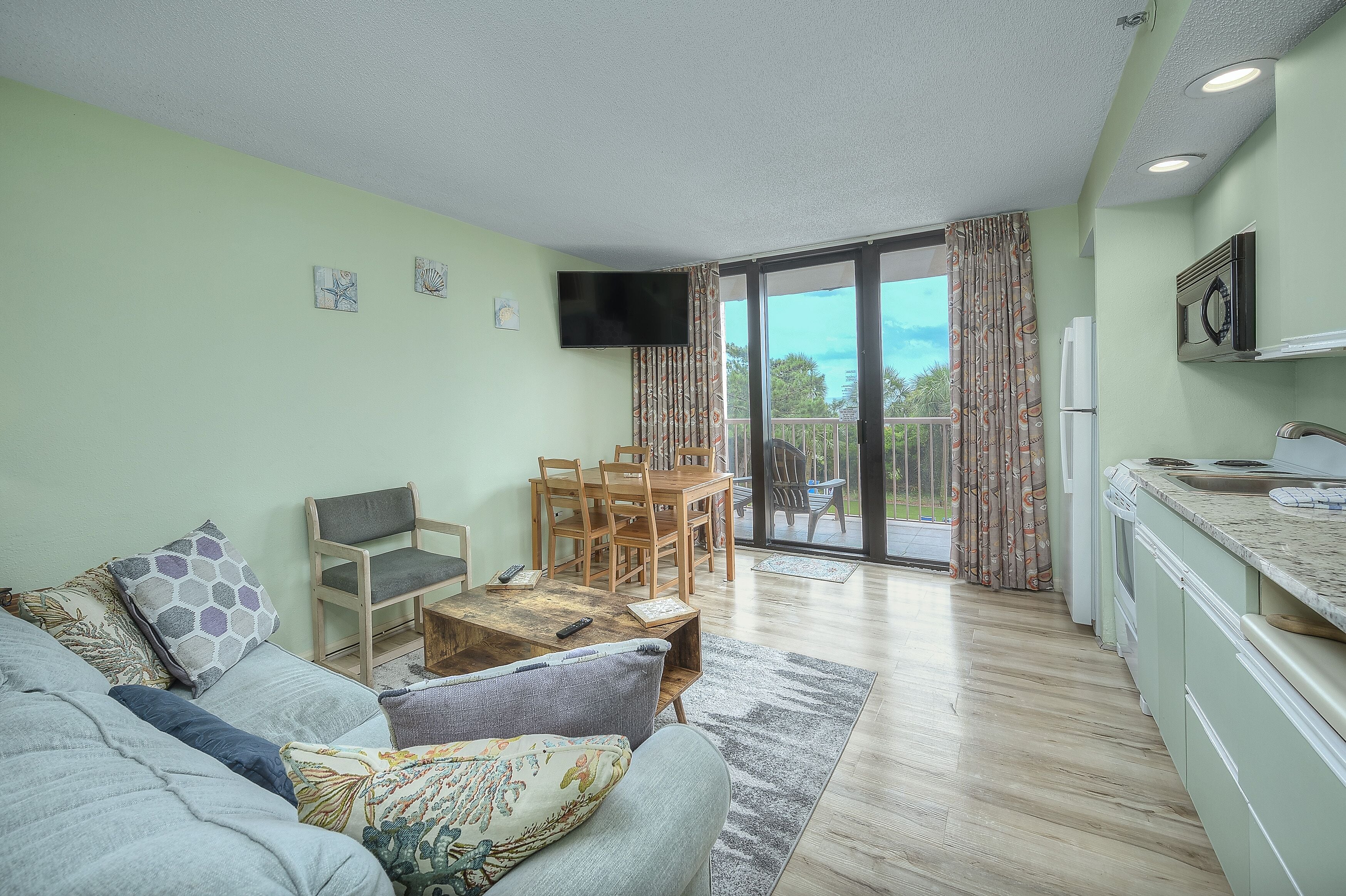 Kondominium, 1 kamar tidur, pemandangan laut sebagian, tepi laut (204) | Area keluarga | TV dan pemutar DVD