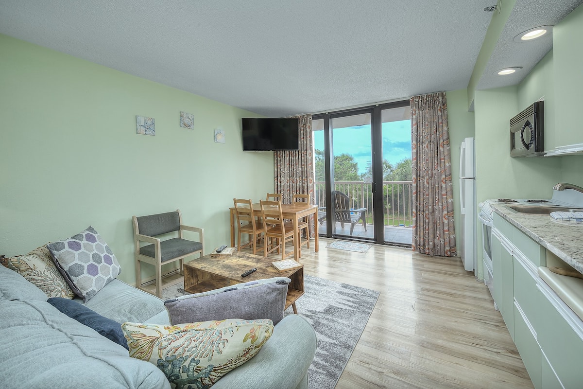 Kondominium, 1 kamar tidur, pemandangan laut sebagian, tepi laut (204) | Area keluarga | TV dan pemutar DVD