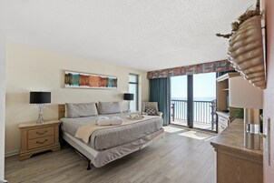 Lägenhet Classic - 2 sovrum - balkong - vid havet (1401) | Värdeförvaringsskåp på rummet, individuell inredning och unika möbler