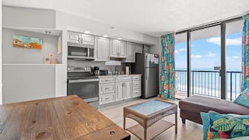 Condo, 1 quarto, sacada, de frente para o oceano (1107) | Cozinha privada | Micro-ondas, cafeteira/chaleira, torradeira