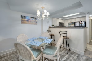 Condo, 2 Bedrooms, Balcony, Ocean View (1012) | In-room dining