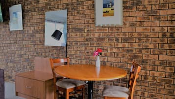 Queen Room with Balcony | In-room dining