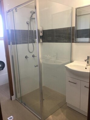 Family Studio Suite, 2 Bedrooms | Bathroom | Shower, rainfall showerhead, free toiletries, towels - Bridge View Motel (Gorokan)