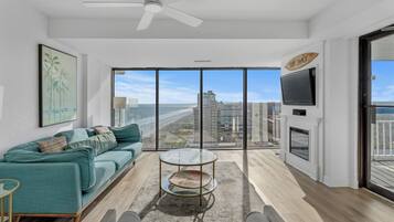 Condo Deluxe, 3 habitaciones, balcón, vista al océano | Área de sala de estar | Televisión y reproductor de DVD