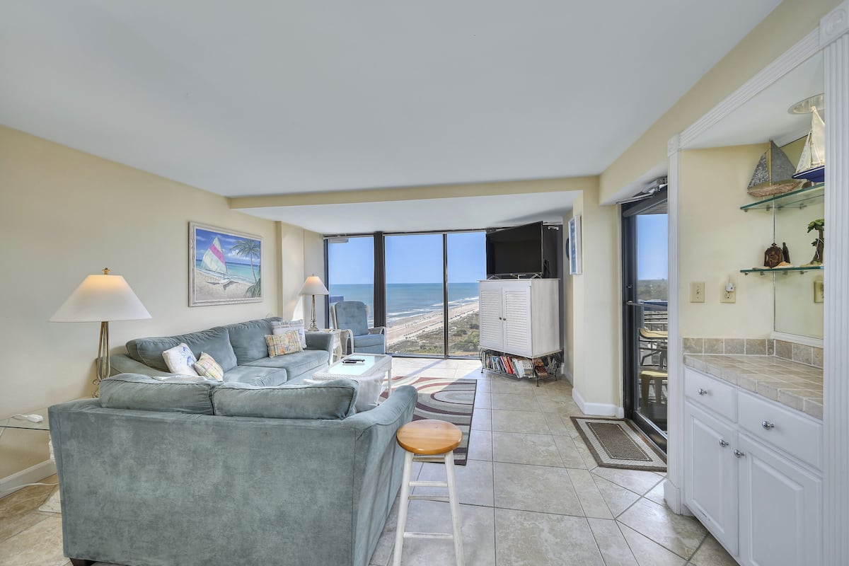 Condo, 3 Bedrooms, Ocean View (1201) | Wohnbereich | Fernseher, DVD-Player