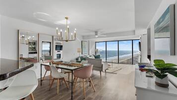 Condo Deluxe, 3 habitaciones, balcón, vista al océano | Servicio a la habitación