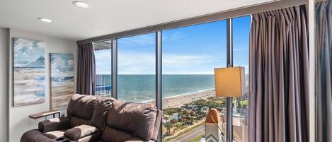 Deluxe Condo, 3 Bedrooms, Balcony, Ocean View (1501) | 거실 공간 | TV, DVD 플레이어
