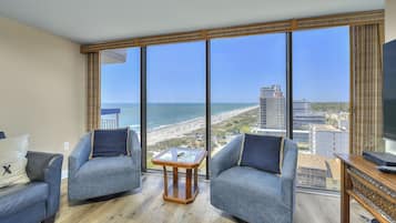 Condo, 3 habitaciones, balcón, vista al océano | Área de sala de estar | Televisión y reproductor de DVD