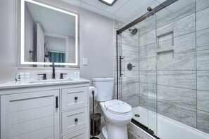 Appart'hôtel, 2 chambres, accès piscine (204) | Salle de bain | Serviettes fournies