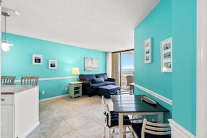 Basic Condo, 1 Bedroom, Balcony, Partial Ocean View (1603) | In-room dining