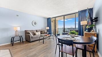 Appartamento Deluxe, 1 camera da letto, balcone, fronte oceano (1411) | Area soggiorno | TV