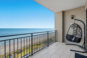デラックス コンドミニアム 1 ベッドルーム バルコニー オーシャンフロント (2212) | バルコニー