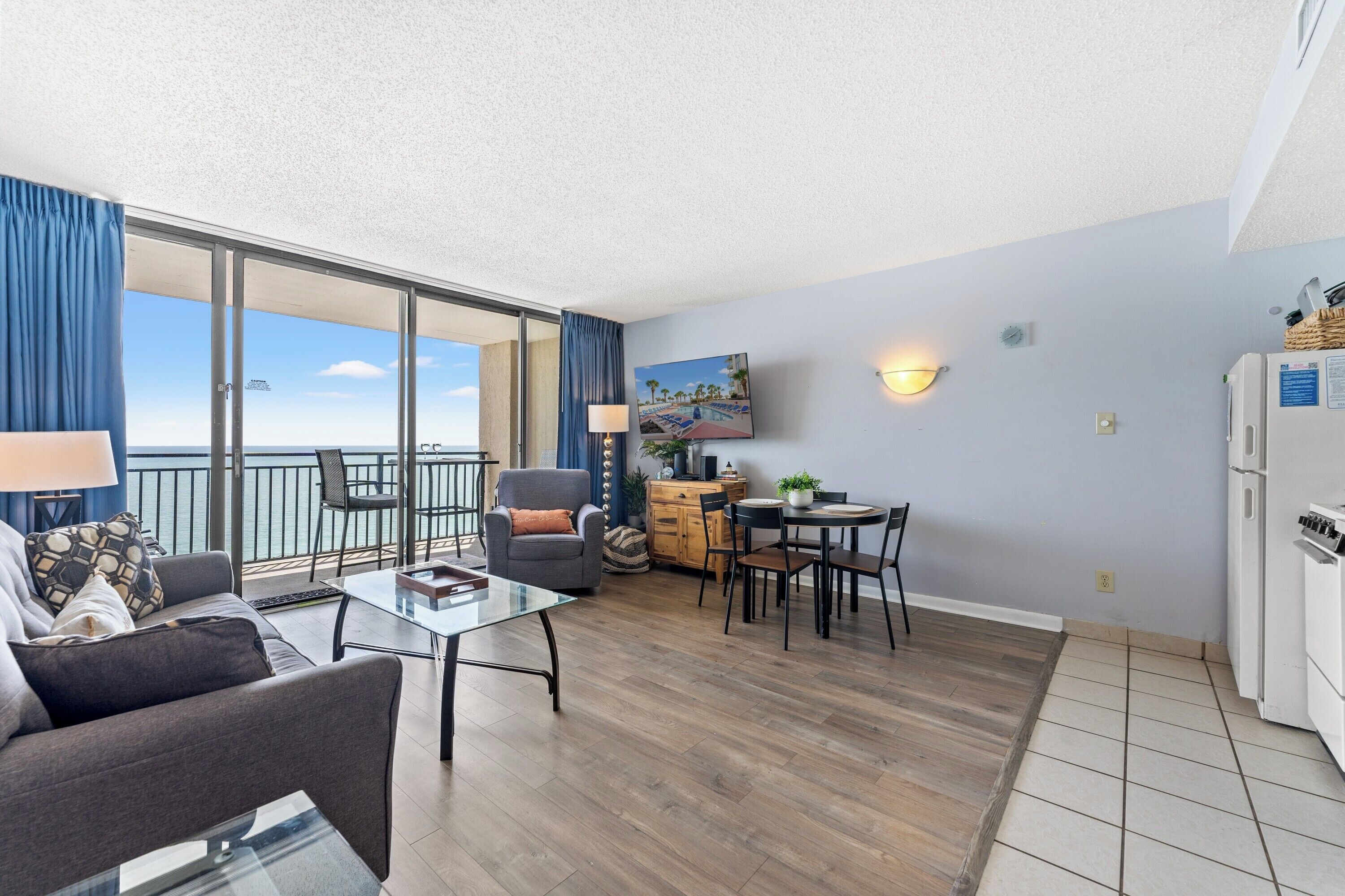 Un apartamento moderno con balcón, comedor, cocina y sala de estar.