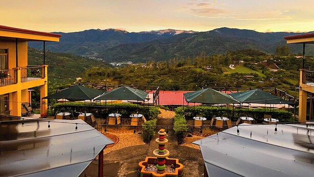 A hotel with outdoor seating and a view of mountains. - Paraíso Orocay Lodge (Paraiso)