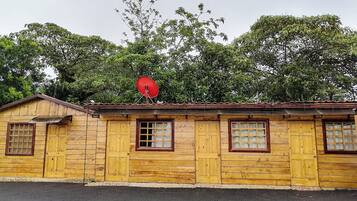 Vista frontal de la propiedad