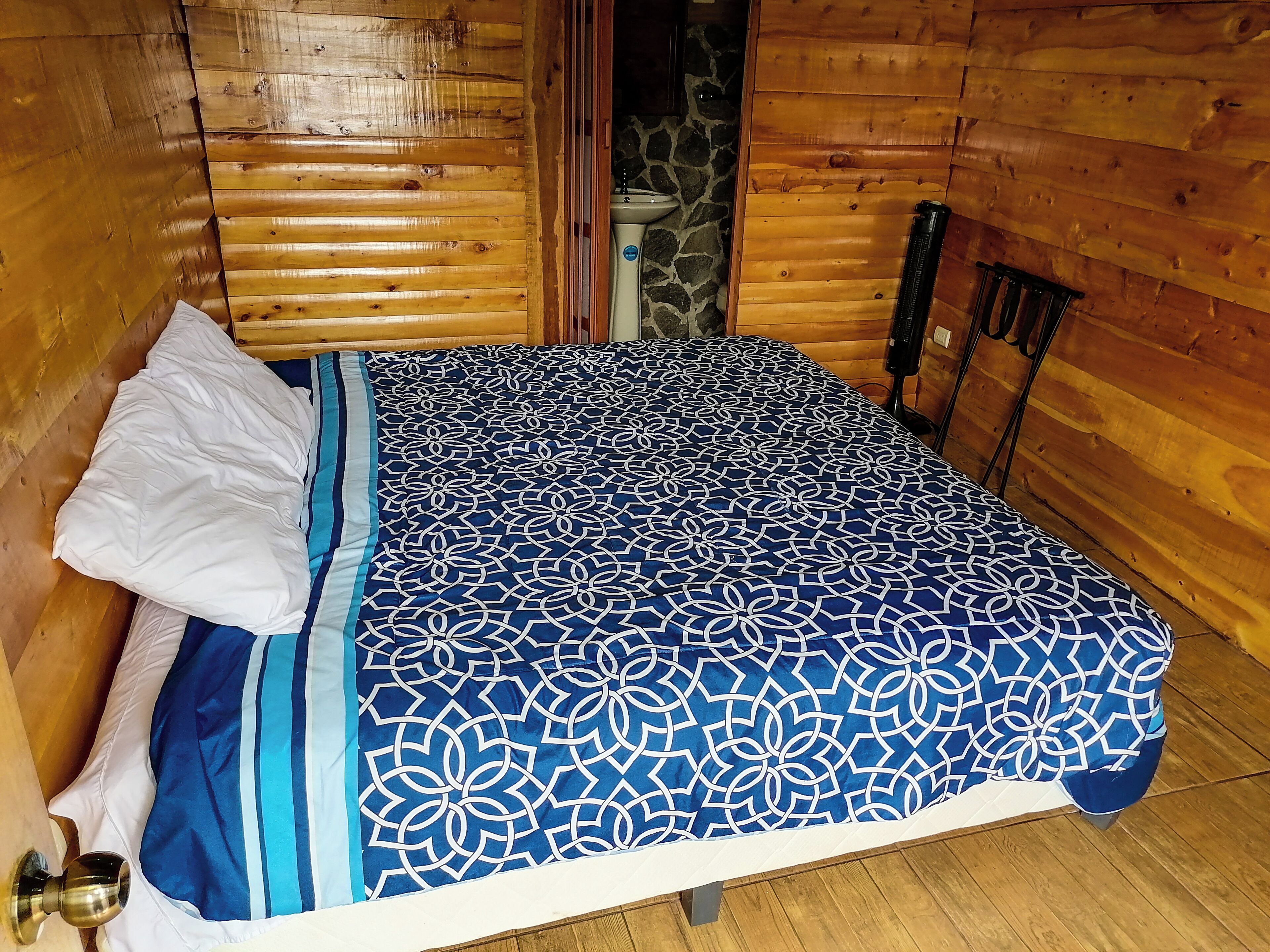 Comfort Cabin | Premium bedding, down duvets, laptop workspace, free WiFi