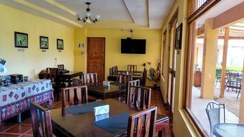 Frokost, lunsj og middag serveres, regionale retter