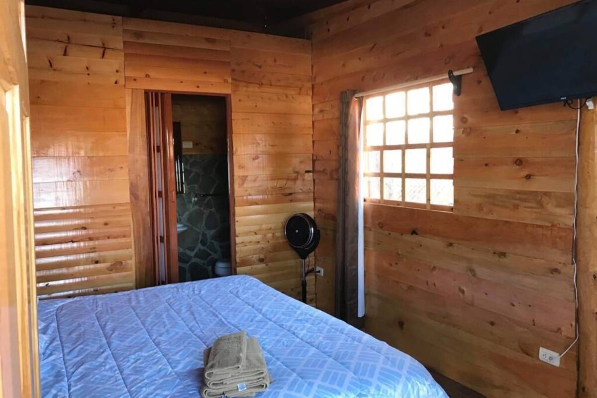 Comfort Cabin | Premium bedding, down comforters, laptop workspace, WiFi (free)
