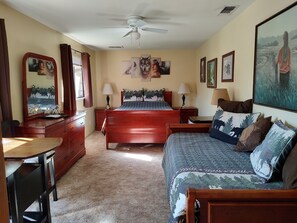 2. Standard Queen | 高級寝具、遮光カーテン、アイロン / アイロン台、ベビーベッド (無料)