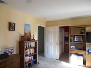 2. Standard Queen | Premium bedding, blackout drapes, iron/ironing board - The Branded Calf B&B (Yokuts Valley)