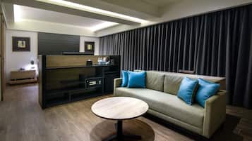 1 bedroom, in-room safe, desk, blackout curtains