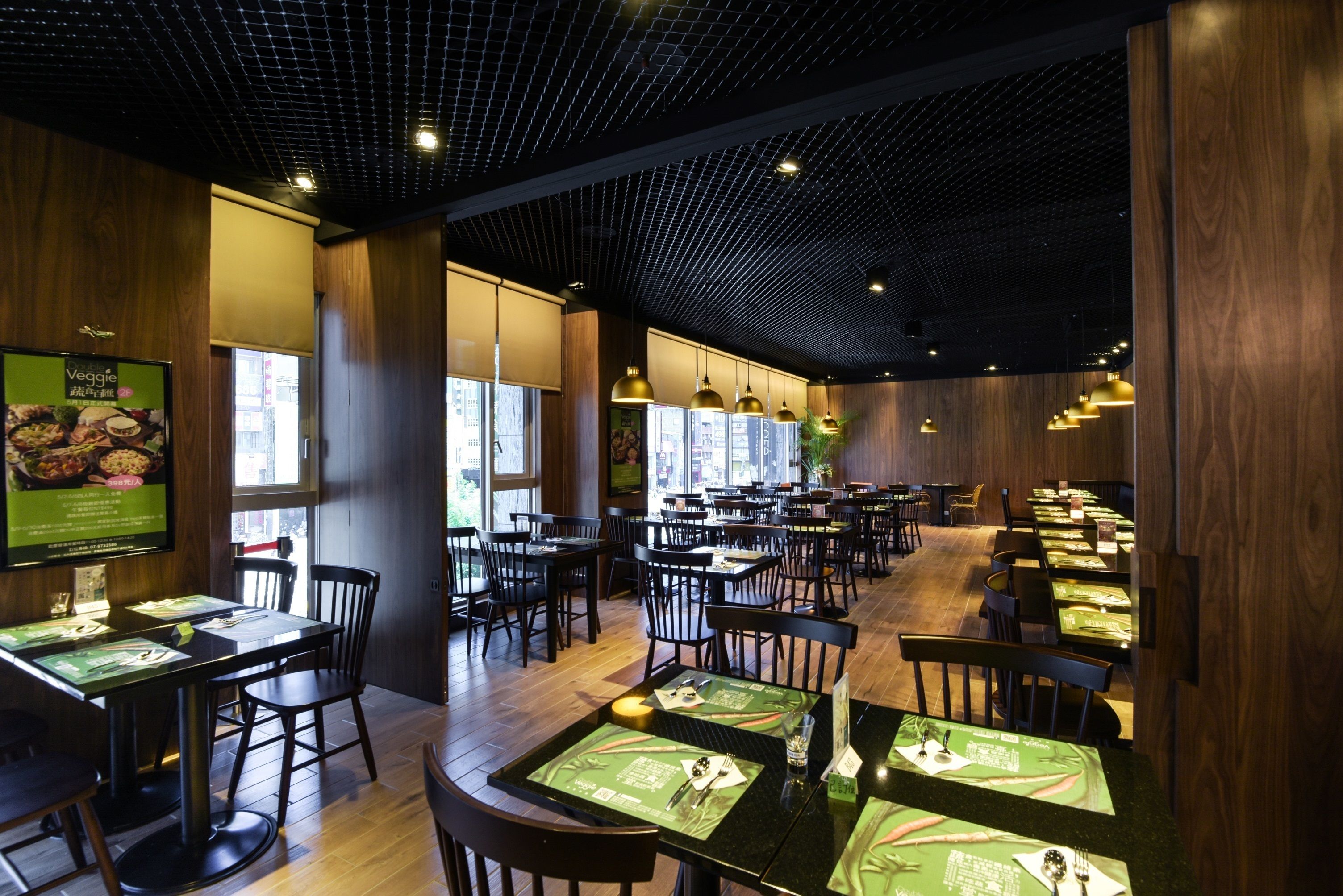 lunch and dinner served, vegetarian cuisine