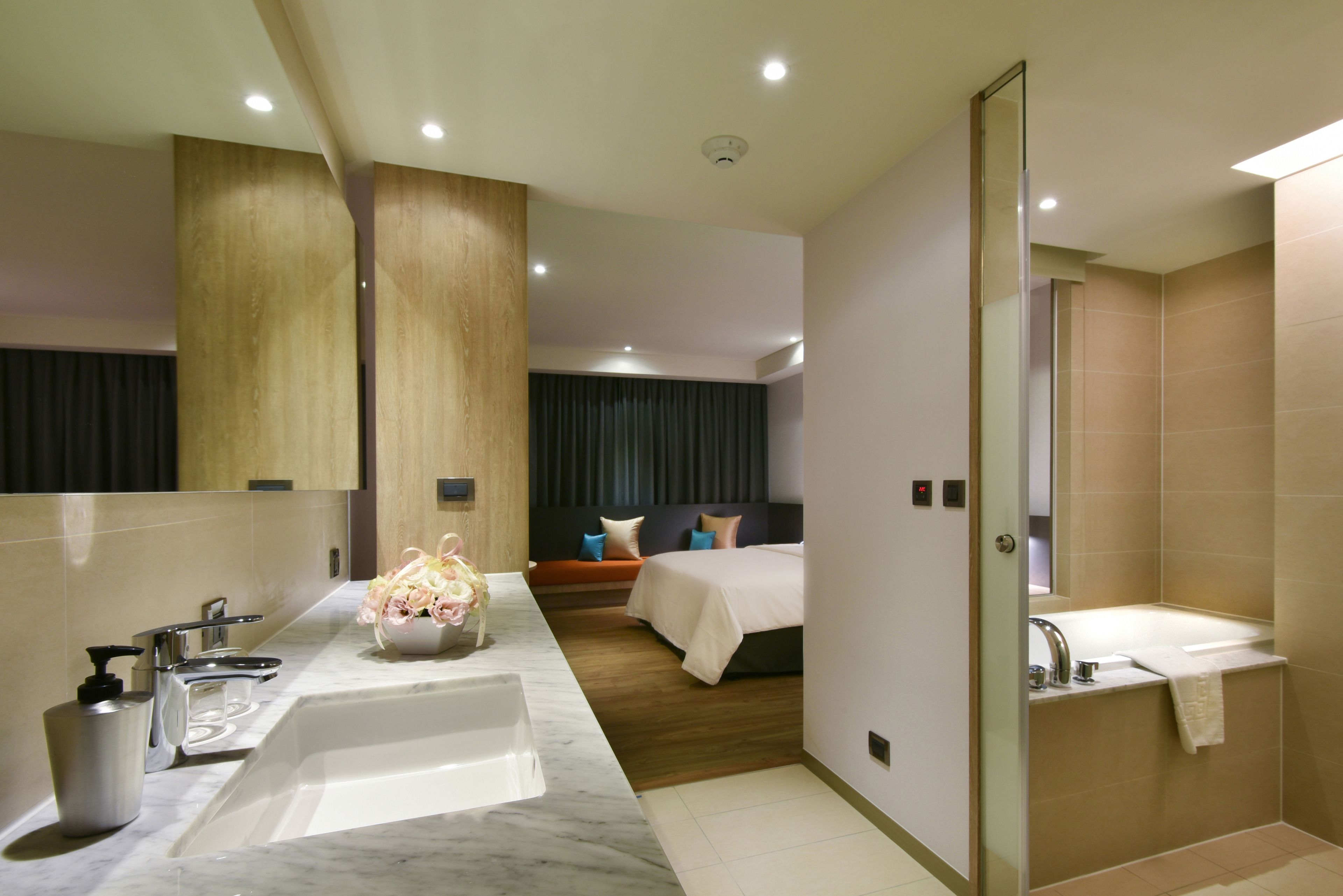 executive room, 1 double bed | bathroom | hair dryer, slippers, towels, shampoo