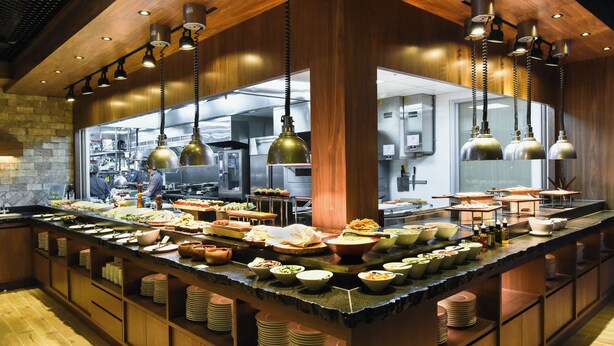 Een buffetopstelling met meerdere food stations en hangende吊り灯.